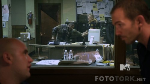 Death.Valley.S01E01.720p.HDTV.x264.mkv_snapshot_11.09_2017.10.28_19.13.00.jpg