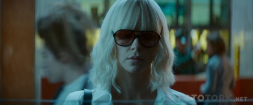 Atomic.Blonde.2017.m1080p.BluRay.x264-DUAL.TR.ENG.mkv_snapshot_00.15.03_2017.11.06_08.44.31.jpg