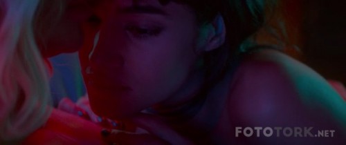 Sarisin-Bomba---Atomic-Blonde-2017-BRRip-XviD-TRDUB-TORK.mkv_snapshot_01.03.17_2017.11.06_09.19.45.jpg
