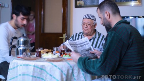 Bir-Damla-Ask-2017-1080p-WEB-DL-x264-AC3-by-playdevil-TORK.mkv_snapshot_00.01.44.jpg