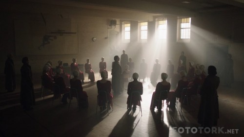The.Handmaids.Tale.S01E01.Offred.1080p.AMZN.WEBRip.DD5.1.x265-LGC.mkv_snapshot_26.37.jpg