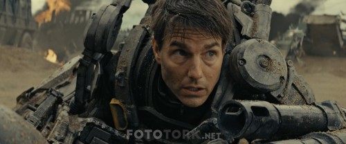 Yarinin-Sinirinda---Edge-of-Tomorrow-2014-1080p-BluRay-x265-HEVC-DUAL-TR-ENG-TORK.mkv_snapshot_00.21.27.jpg