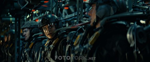 Yarinin-Sinirinda---Edge-of-Tomorrow-2014-1080p-BluRay-x265-HEVC-DUAL-TR-ENG-TORK.mkv_snapshot_00.28.19.jpg