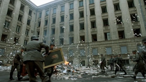 Cokus---Downfall-aka-Der-Untergang-2004-1080p-BluRay-x264-DD5.1-DUAL-TR-GER-TORK.mkv_snapshot_00.09.56.896.jpg