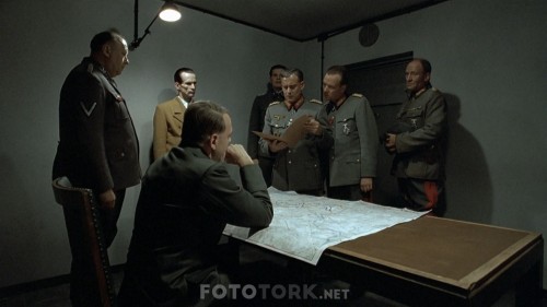 Cokus---Downfall-aka-Der-Untergang-2004-1080p-BluRay-x264-DD5.1-DUAL-TR-GER-TORK.mkv_snapshot_01.35.00.843.jpg