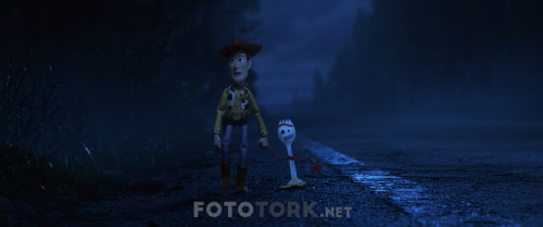 Toy.Story.4.2019.720p.BluRay.x264.AC3.DUAL.TR-ENG.TORK.mkv_snapshot_00.24.29_2019.10.11_20.16.51.jpg