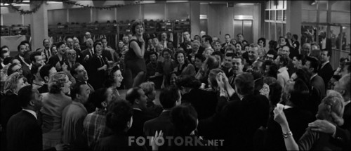 Garsoniyer---The-Apartment-1960-1080p-BluRay-x264-DUAL-TR-ENG-TORK.mkv_snapshot_00.52.21.641.jpg