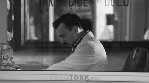Sen-Aydinlatirsin-Geceyi-2013-720p-DVDRip-x264.mkv_snapshot_00.04.47.963.jpg