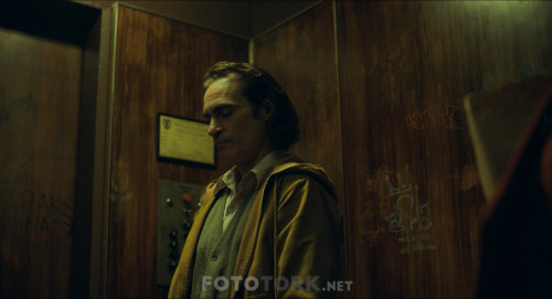 Joker.2019.BluRay.1080p.x264.AC3.DUAL.TR-EN.TORK.mkv_snapshot_00.19.54.610.jpg