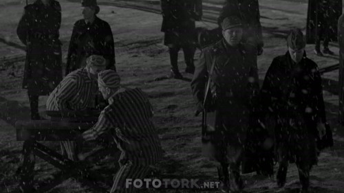 Schindlers.List.1993.BluRay.1080p.x264.DD5.1.DUAL.TR-ENG.TORK.mkv_snapshot_02.32.31.443.jpg
