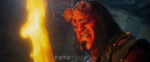 Hellboy.2019.1080p.BluRay.x264.AC3.DUAL.TR-ENG.TORK.mkv_snapshot_01.37.27.098.jpg