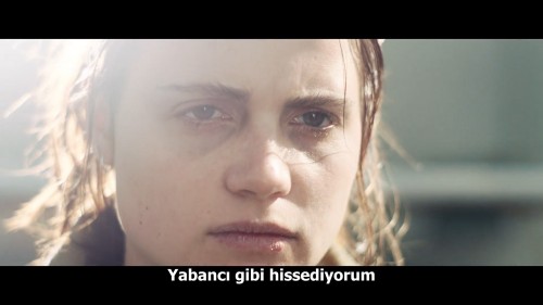 Ve.Yarin.Tum.Dunya.2021.NF.1080p.WEB-DL.DD5.1-E.AC3.DUAL.TR-ENG.TORK.mkv_snapshot_01.34.01.031.jpg