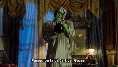 The.Munsters.2022.BDRip.x264.AC3.TR.ALTYAZI.TORK.mkv_snapshot_01.37.03.555.jpg