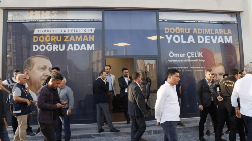 Adana’da Ak Parti Seçim bürosunda bulunan görevliye bıçaklı saldırı