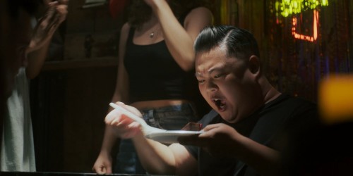 Pastayla.Bar.Bar.Gezmek.Sitting.in.Bars.with.Cake.2023.AMZN.WEB-DL.1080p.H264.DD5.1.AC3.DUAL.TR-ENG-DE.TORK.mkv_snapshot_00.25.15.814.jpg